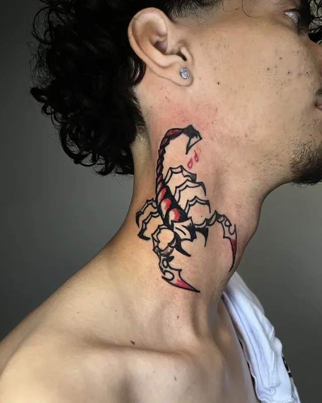 Tatuagem escorpião fume, pescoço