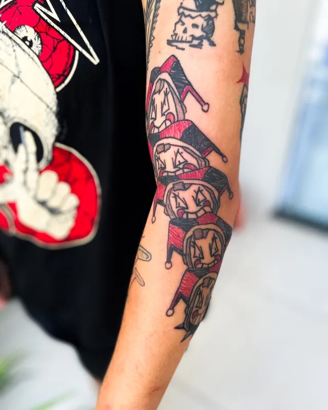 Tatuagem sequência pomni, antebraço
