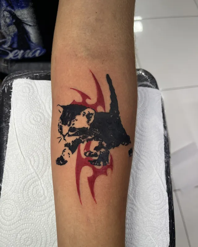 Tatuagem gato cyber, antebraço