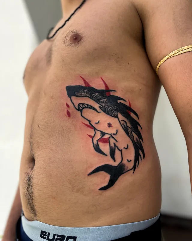 Tatuagem ben sharkpunk, costela